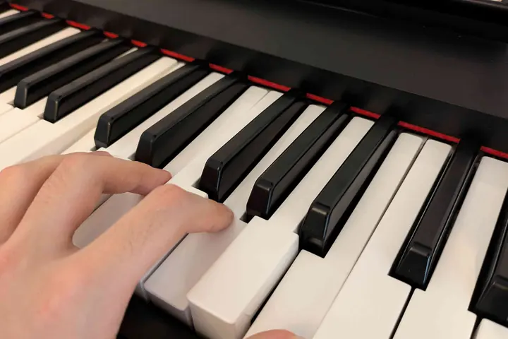 Voicings Main Droite : Enrichir vos Accords — main droite posée sur un accord au piano