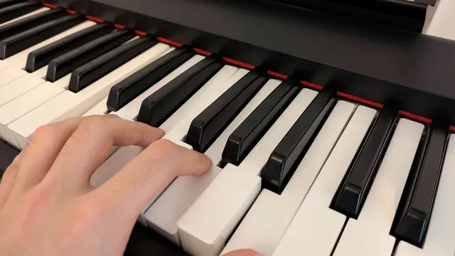 Les Doigtes au Piano : Accords et Gammes — main droite posée sur un accord au piano