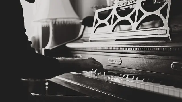 Accords au piano — pianiste de blues au clavier