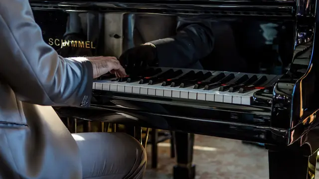 Accords au piano — pianiste de jazz sur un piano à queue