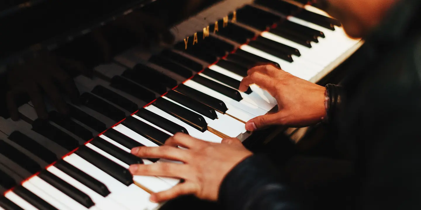 Pianiste jouant un accord sur un clavier de piano