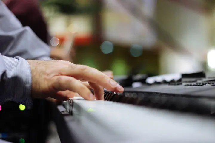 La Gamme Pentatonique au Piano : Impro Facile — doigts d'un pianiste sur les touches du clavier
