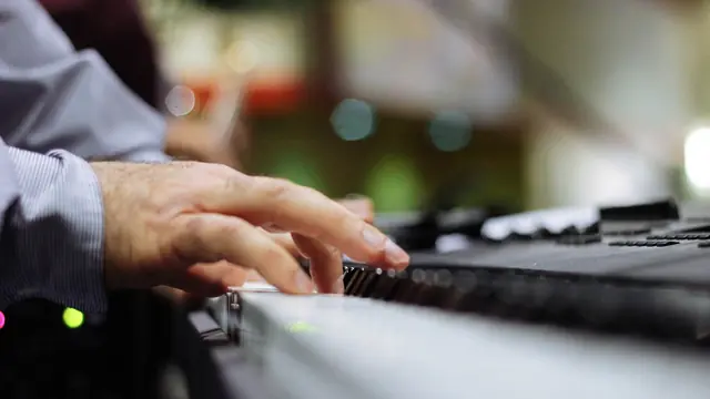 Accords au piano — doigts d'un pianiste sur les touches du clavier