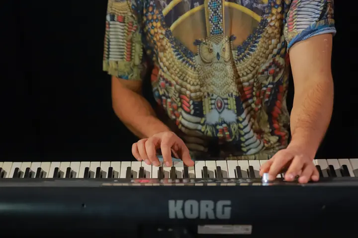 Accords au piano — claviériste jouant des accords en concert