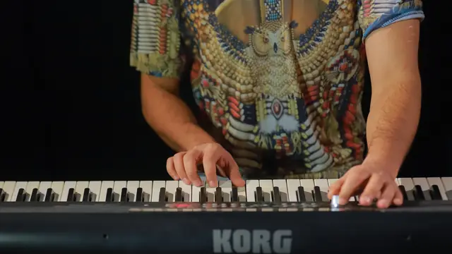 Accords au piano — claviériste jouant des accords en concert