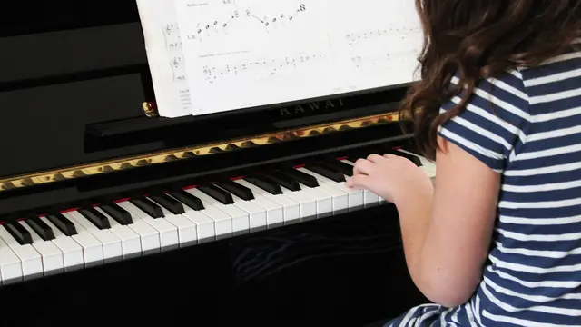 Accords au piano — élève travaillant ses accords au piano droit