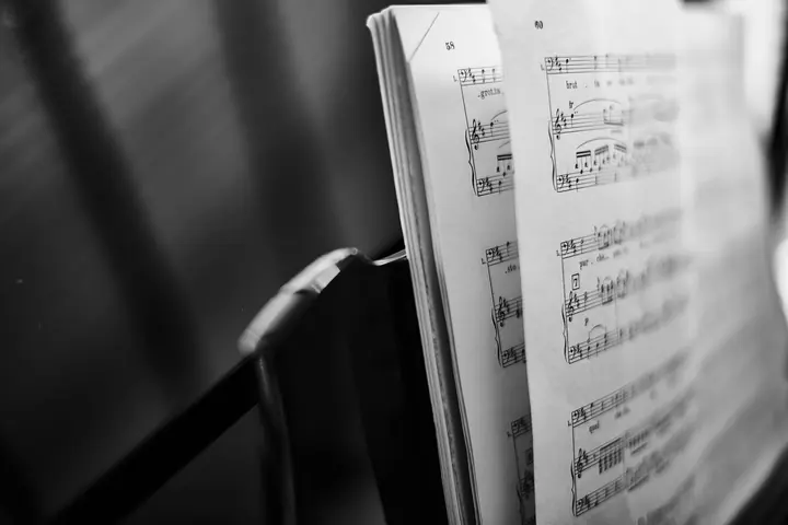 La Lecture a Vue au Piano : Methode Progressive — partition posée sur le pupitre d'un piano