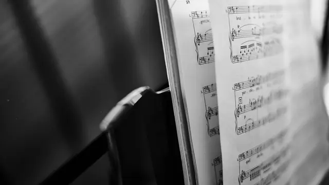 Accords au piano — partition posée sur le pupitre d'un piano