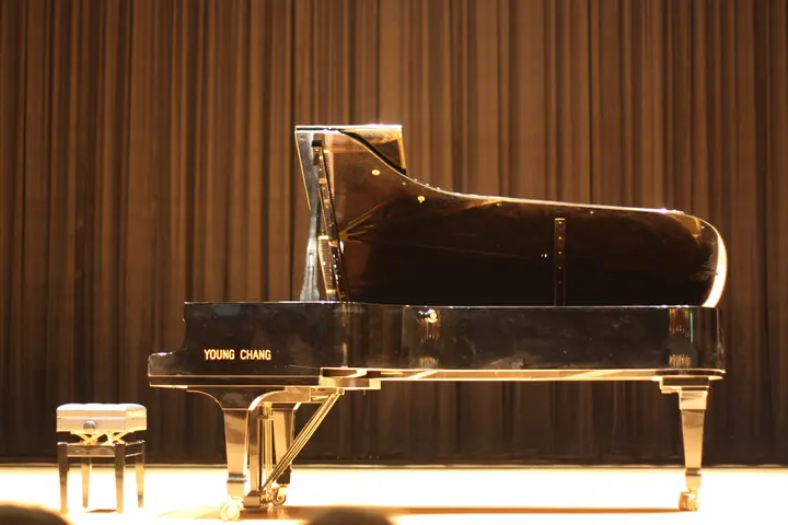 Les Accords du Cinema au Piano : Progressions Epiques — piano à queue sur une scène de concert