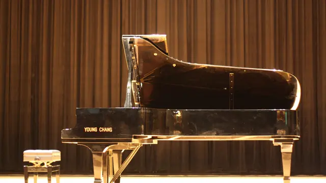 Accords au piano — piano à queue sur une scène de concert