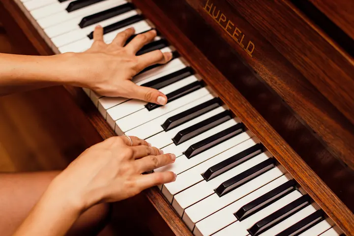 Comment Enchainer les Accords au Piano sans Accroc — deux mains enchaînant des accords au piano