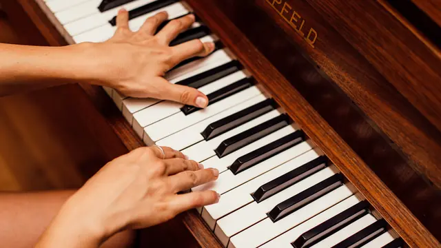 Accords au piano — deux mains enchaînant des accords au piano