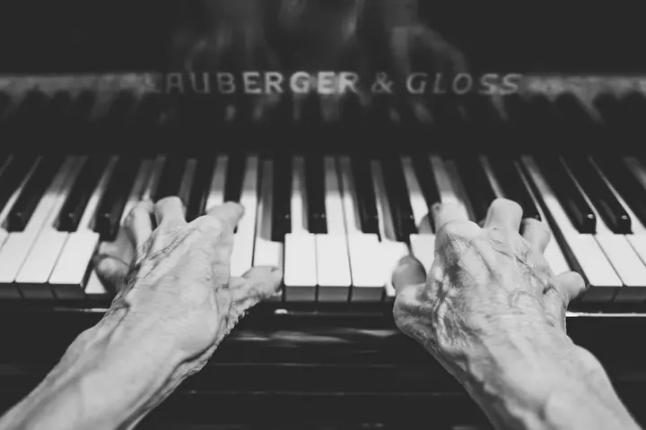 La Modulation au Piano : Changer de Tonalite — mains sur les touches noires d'un piano