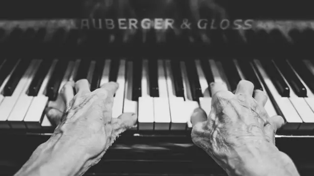 Accords au piano — mains sur les touches noires d'un piano